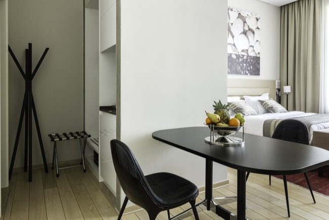liten lägenhet på ett rum med kombinerat matrum och vardagsrum